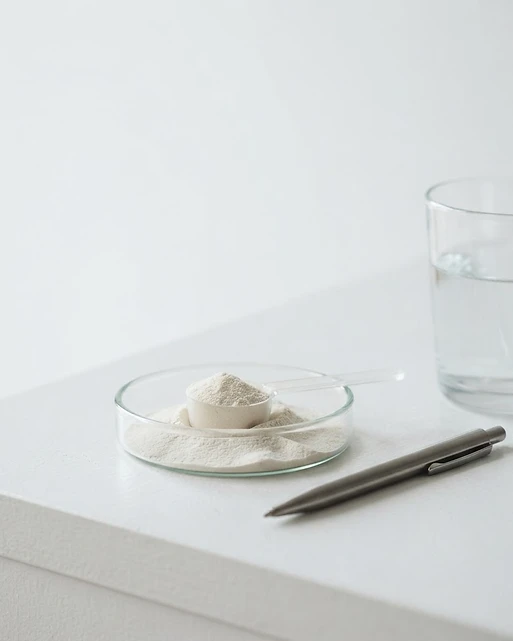 Tägliche NEA1-Nutritionsroutine — feines Pulver, Kapseln und ein Glas Wasser